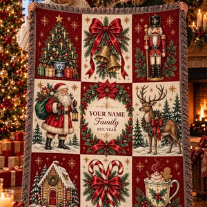 Könnte beinhalten: Eine rechteckige Webdecke mit einem Raster aus neun weihnachtlichen Illustrationen, darunter ein Baum, Glocken, ein Nussknacker, der Weihnachtsmann, ein Rentier, ein Lebkuchenhaus, Zuckerstangen und eine Tasse mit dem Text YOUR NAME Family EST. YEAR.