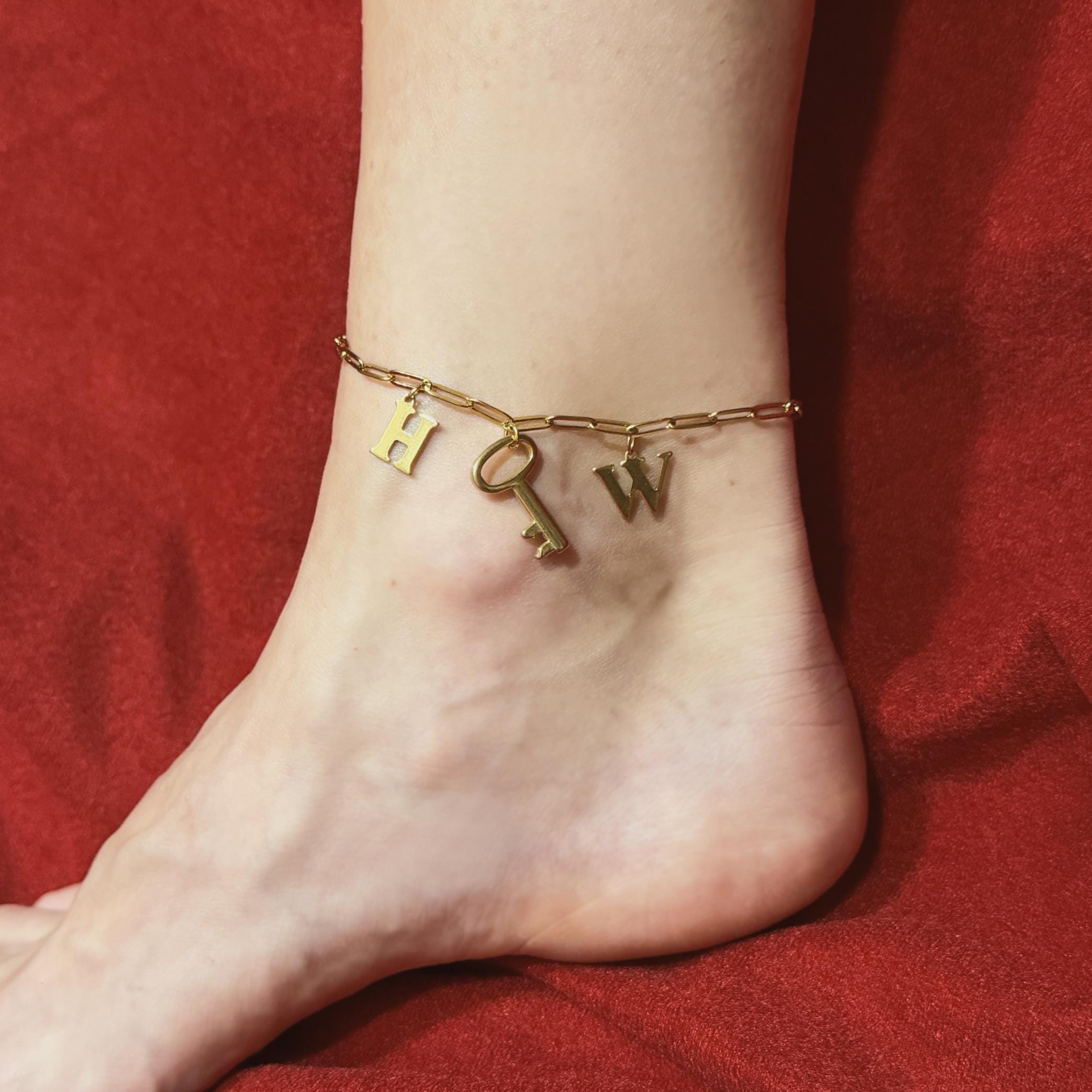 Pulsera De Tobillo Con Cadena Estilo Reina De Espadas - Joyería Sexy, Chapada En Plata, Con Colgante De Letra Q Y Pala, Ajustable Hasta 26.5 Cm