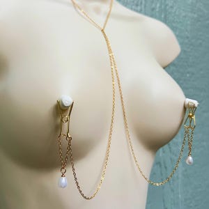 Delikatne klamry na sutki z łańcuszkiem i perłami, biżuteria łącząca łańcuszek z sutkiem, prezent BDSM, biżuteria intymna, seksowna bielizna z łańcuszkami