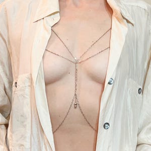 Sierlijke gelaagde ketting-bralette: niet-aanslagvrije roestvrijstalen body chain-beha, elegante handgemaakte body-ketting, intieme sieraden voor haar