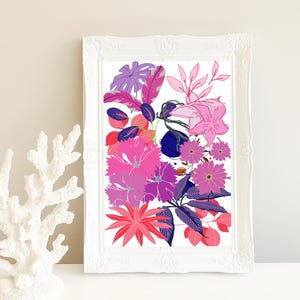 Może przedstawiać: Wydruk w ramie przedstawiający kolorowy wzór kwiatowy z różowymi, fioletowymi, czerwonymi i niebieskimi kwiatami. Kwiaty są ułożone w skupisku i wydają się kwitnąć. Tło jest białe.