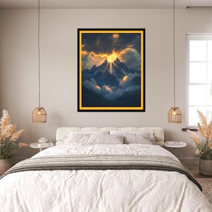 Puede incluir: Una fotografía enmarcada de una cordillera con un rayo de sol que brilla a través de las nubes. Las cumbres de las montañas están cubiertas de nieve y el cielo es de un azul profundo.