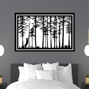 Puede incluir: Arte mural enmarcado en blanco y negro que representa una escena de bosque con árboles altos y la silueta de un gato que se estira. La obra de arte está sobre un fondo blanco, creando un contraste llamativo.
