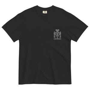 以下が含まれることがあります： 白いスタイリッシュな人物と「ANNUNAKI」という文字が書かれた黒いTシャツ