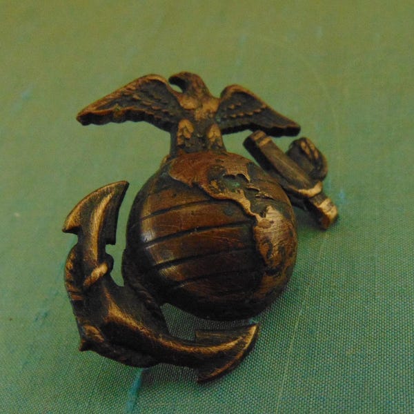 Reduced WW2 USMC China Marine TIETSIN 3 Island EGA Cap Badge