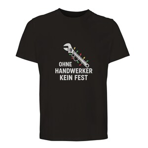 Può includere: T-shirt nera con una chiave inglese bianca decorata con luci natalizie colorate. Il testo tedesco "OHNE HANDWERKER KEIN FEST" è stampato sotto. La maglietta è a girocollo.