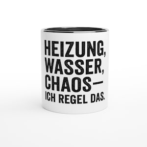 Peut inclure: Mug en céramique blanche avec intérieur et bord noirs. Le mug porte l'inscription "HEIZUNG, WASSER, CHAOS - ICH REGEL DAS" en lettres noires grasses, centrée sur le devant. Le mug est posé sur un fond blanc.