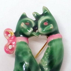 Vintage Siamese Cat Brooch - Green Enamel - Pink Bow = Great Condition - Siamese Cat Pin - Free Shipping