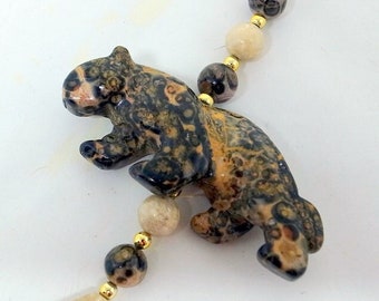 Collar de leopardo vintage - Impresionantes cuentas talladas de leopardo y color marfil con detalles en negro y oro - Collar largo