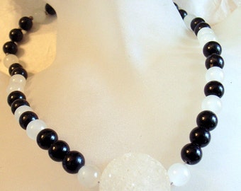 Géode cristal Druzy Drusy noir et blanc tour de cou - Onyx et Jade blanc - unique en son genre
