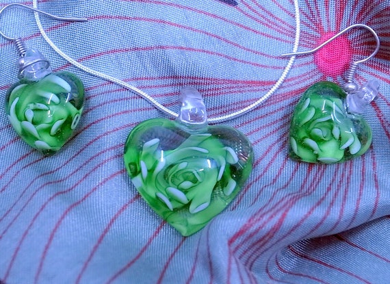 Vintage Green Blown Glass Rose Heart Necklace And… - image 4