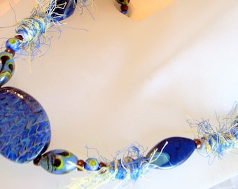 Collier en verre bleu Murano - One Of A Kind - Perles de soie poilues uniques - Verre tourbillon bleu fait main - 24 pouces ou 61cm