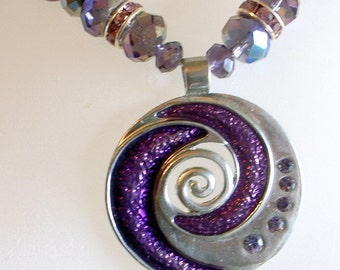 Violet tourbillon argent Collier avec pendentif Vintage moderne abstrait - Jade - cristaux - strass - 22 pouces de Long ou 56 cm