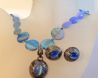 Bleu lune collier & boucles d’oreilles ensemble - Pierre de lune et ciel bleu nacre - pendentif Vintage--sur boucles d’oreilles clips - un d’une sorte