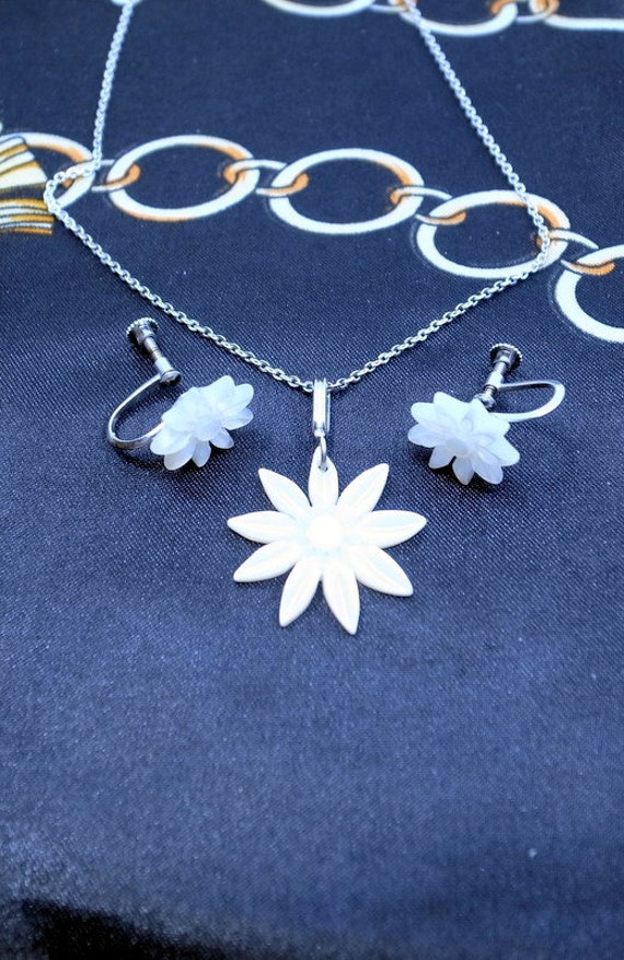 Vintage Mother of Pearl Mod Flower Power Necklace… - image 7