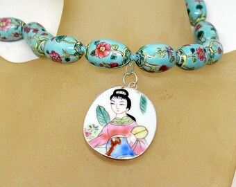 Geisha Girl Collar - Rosa y verde pintado a mano anudado a mano en cuentas de porcelana de seda - Colgante de fragmento antiguo con mujer hermosa