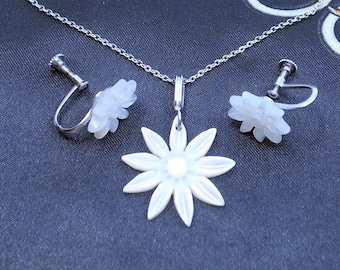 Vintage Mother of Pearl Mod Flower Power Necklace And Matching Screw On Earrings - Mod MOP Set - Signed - HANDCARVED - Retro Atomic