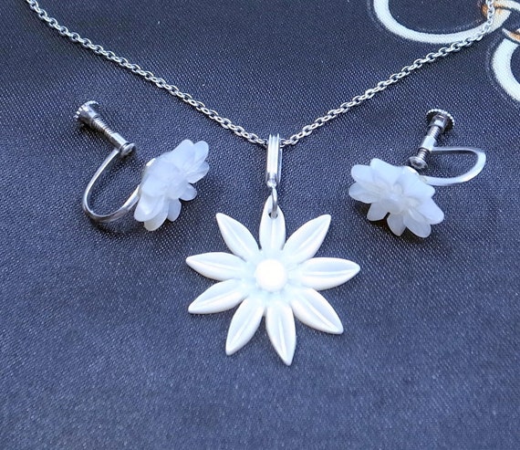 Vintage Mother of Pearl Mod Flower Power Necklace… - image 1