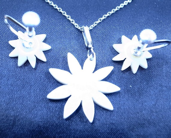 Vintage Mother of Pearl Mod Flower Power Necklace… - image 2