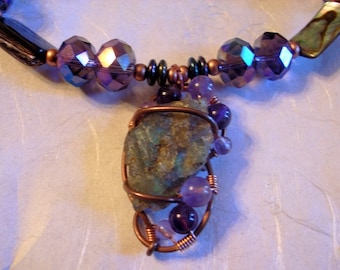 Collier avec pendentif Labradorite Flash couleur avec des améthystes et des cristaux - cuivre - nacre