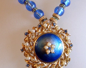 Collier émail - Vintage bleu guilloché bleu ' émail Pendentif broche - signé - bleu strass et collier de perles