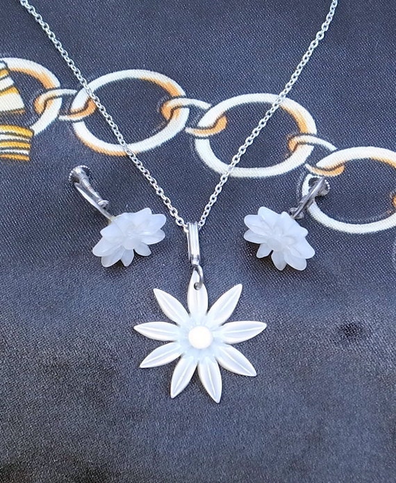 Vintage Mother of Pearl Mod Flower Power Necklace… - image 5