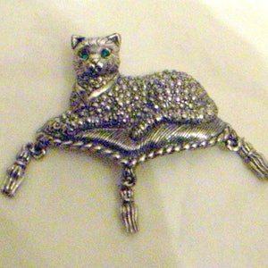 Vintage Cat Brooch - Silver Royal Cat Brooch = Vintage Cat On Cushion With Tassels Brooch - Cat Pin - Green Eyes