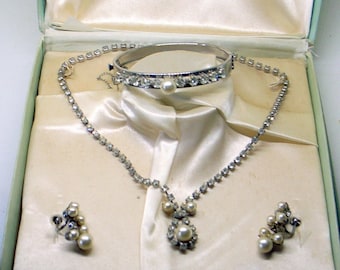 Vintage Rhinestone y perla conjunto de bodas - 1950 ' por chique de Hollywood - brazalete brazalete con cadena - pendientes de la espalda de tornillo - gran conjunto