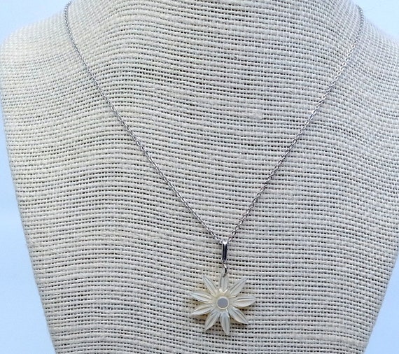 Vintage Mother of Pearl Mod Flower Power Necklace… - image 4