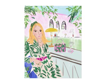 Puede incluir: Una mujer con un vestido estampado en verde y blanco se sienta en una barra con un bolso de mano rosa y una copa de martini. La barra está decorada con plantas verdes y una pared rosa.