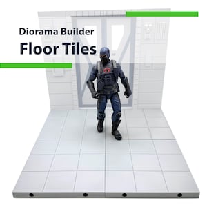 Pode incluir: Azulejos brancos para chão de diorama com borda cinza, com uma figura em uniforme azul e preto. O texto "Diorama Builder Floor Tiles" é exibido em preto e branco.