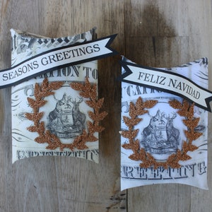 Confezione per scatola a cuscino natalizia • Grafica vintage con cervo • Scatola per bomboniere natalizie con ghirlanda glitterata • Confezione regalo stagionale