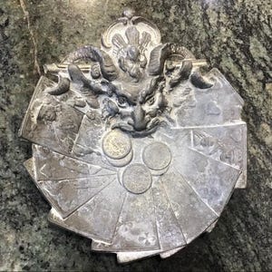 Spookschip – Antieke munt- en kaartschaal 'Lucky Devil' – paranormale activiteit mogelijk, occult artefact, bovennatuurlijk relikwie