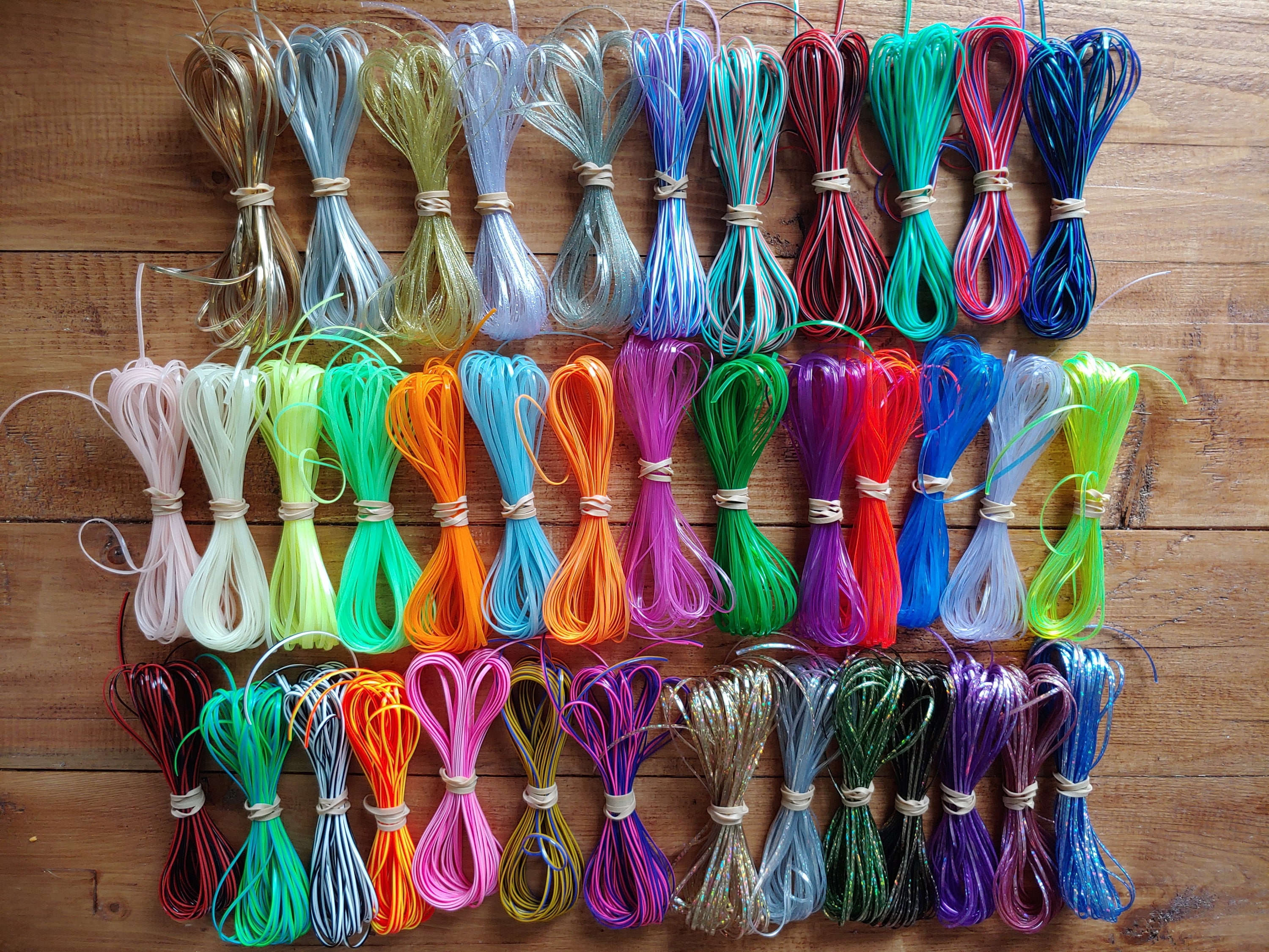 Lot spécialisé 390 mètres Glow TRI DUO Couleurs claires HOLO laçage en plastique Rexlace Boondoggle