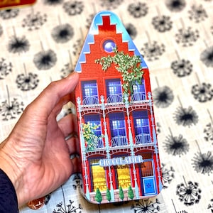 Vintage metal container Belgique local style building cookies tin