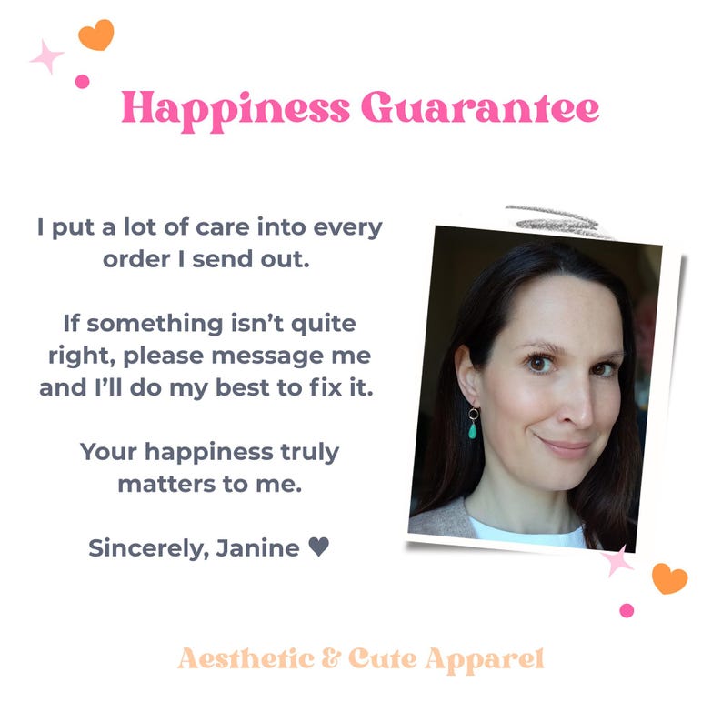 Puede incluir: Imagen promocional con el texto "Happiness Guarantee" en rosa. El texto promete cuidado en cada pedido y el compromiso de solucionar problemas. Se incluye una foto de una mujer, junto con el texto "Aesthetic & Cute Apparel."