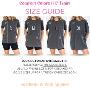 Puede incluir: Gu&iacute;a de tallas para camisetas Comfort Colors 1717. La imagen muestra cuatro modelos que usan diferentes tallas: S, M, L y XL. Se proporcionan medidas para cada talla, incluyendo pecho y largo. El texto tambi&eacute;n ofrece consejos para un ajuste oversize.