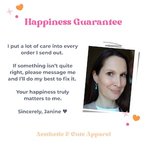 Puede incluir: Imagen promocional con el texto "Happiness Guarantee" en rosa. El texto promete cuidado en cada pedido y el compromiso de solucionar problemas. Se incluye una foto de una mujer, junto con el texto "Aesthetic & Cute Apparel."