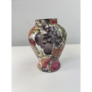 Vintage WBI Chinese Chinoiserie Enameled Porcelain Mantel Urn Vase 8.5&quot;