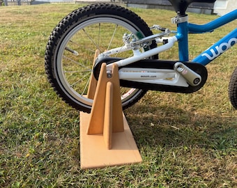 Bicicleta estática para niños – Pedaleador interior/exterior y soporte para Woom Go 2 – Aprende a pedalear en casa – Fabricada en madera – Aprende