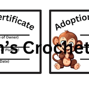 Puede incluir: Dos certificados de adopción con una ilustración de un mono de dibujos animados. Los certificados son blancos con bordes negros y el texto "Adoption Certificate" y "Robyn's Crochet Nook". Hay espacios para el nombre del propietario, el nombre del peluche y la fecha.