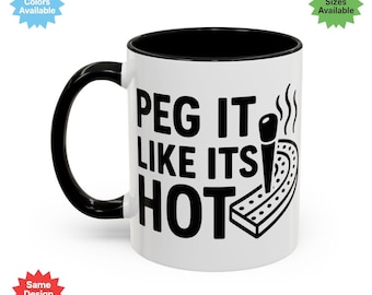 Caneca de Cribbage "Peg It Like It's Hot" - Caneca de Cribbage engraçada - Caneca de jogo de cartas com design de tabuleiro - Presente para jogador de Cribbage - Caneca de trocadilho com Cribbage