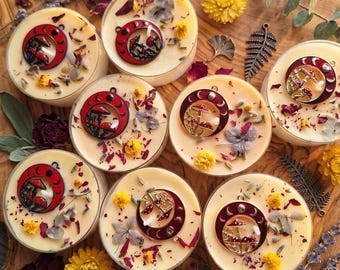 Blütenkerze "Waldmagie" Maxiteelicht mit Mond & Pilz Charm | Naturinspirierte Geschenkidee Hexenkessel wiederverwendbarem Glücksbringer