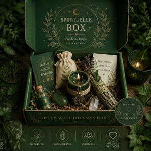 Könnte beinhalten: Eine dunkelgrüne Geschenkbox mit der Aufschrift SPIRITUELLE BOX enthält eine kleine Glasflasche, einen beigen Beutel, eine grüne Kerze mit Baum-Anhänger, ein Bündel getrocknete Kräuter, einen klaren Kristall und zwei Karten mit deutschem Text.