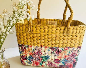 Bolso de playa bohemio con estampado floral de algas marinas.