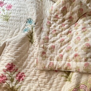 Handtryckt bomullsquilt: Vändbart blommigt Jaipuri-överkast bild 2