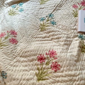 Handtryckt bomullsquilt: Vändbart blommigt Jaipuri-överkast bild 7
