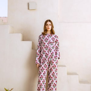 Blommigt blockmönster i bomullspyjamas: Dammyskläder