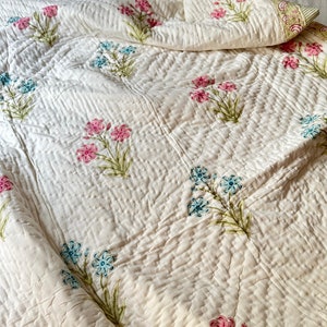 Handtryckt bomullsquilt: Vändbart blommigt Jaipuri-överkast bild 4