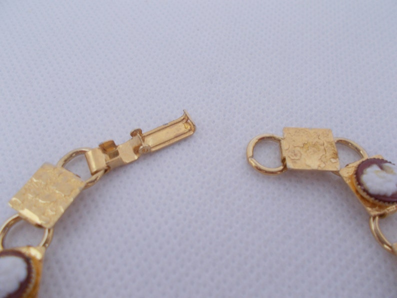 Vintage 1970/'s Cameo and gold metal bracelet VGC